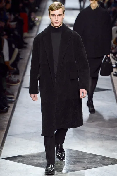 Look 32